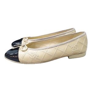 CHANEL Cream and Black Quilted Ballerinas